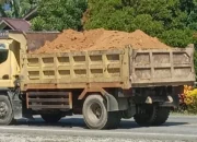 Truk Angkutan Material Tanpa Tutup Terpal Berkeliaran di Labuha, Warga Resah