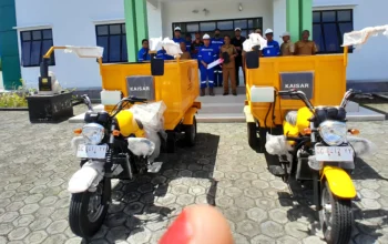 Dua unit motor pengangkut sampah tiga roda di depan Kantor Camat Obi yang diserahkan PT Rimba Kurnia Alam.
