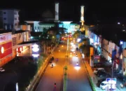 Pemandangan lanskap malam hari Masjid Raya Al-Munawwar Kota Ternate dengan lampu kota yang tenang sebagai latar berita pemberlakuan jam malam bagi anak dan remaja tahun 2026.