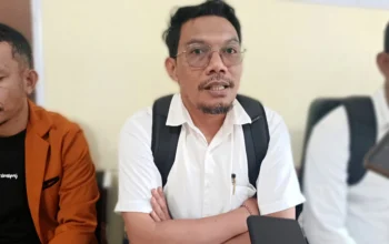 Maulana MPM Djamal Syah memberikan keterangan pers di Polres Halmahera Selatan terkait kasus pengeroyokan Kepala KUA Ongky Nyong.