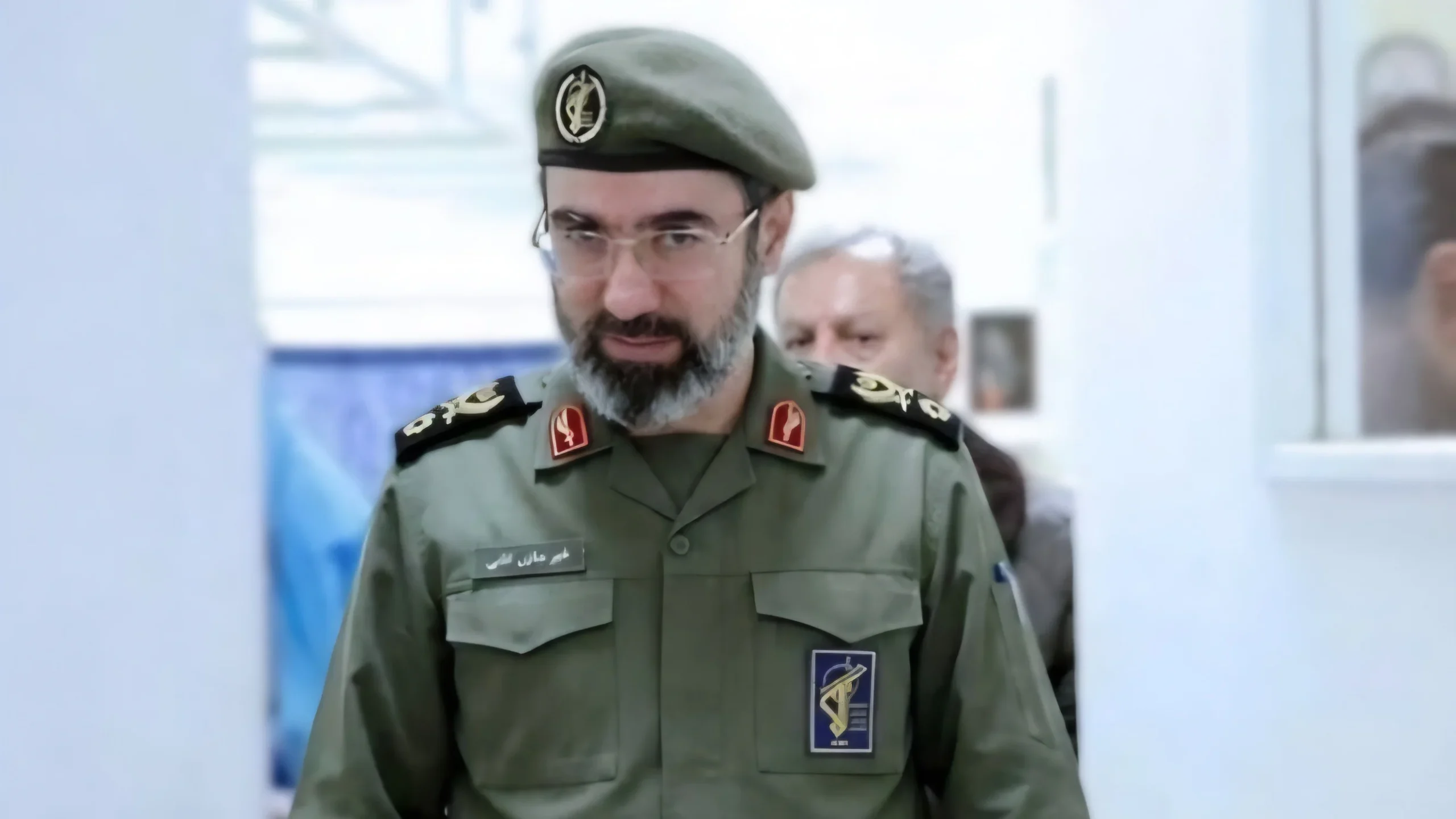 Mojtaba Khamenei putra mendiang Ali Khamenei mengenakan seragam militer lengkap angkatan bersenjata Iran sebagai simbol memimpin komando perang.