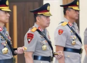 Kapolri Jenderal Listyo Sigit Prabowo melantik Brigjen Pol. Arif Budiman saat upacara pelantikan sebagai Kapolda Maluku Utara di Mabes Polri.