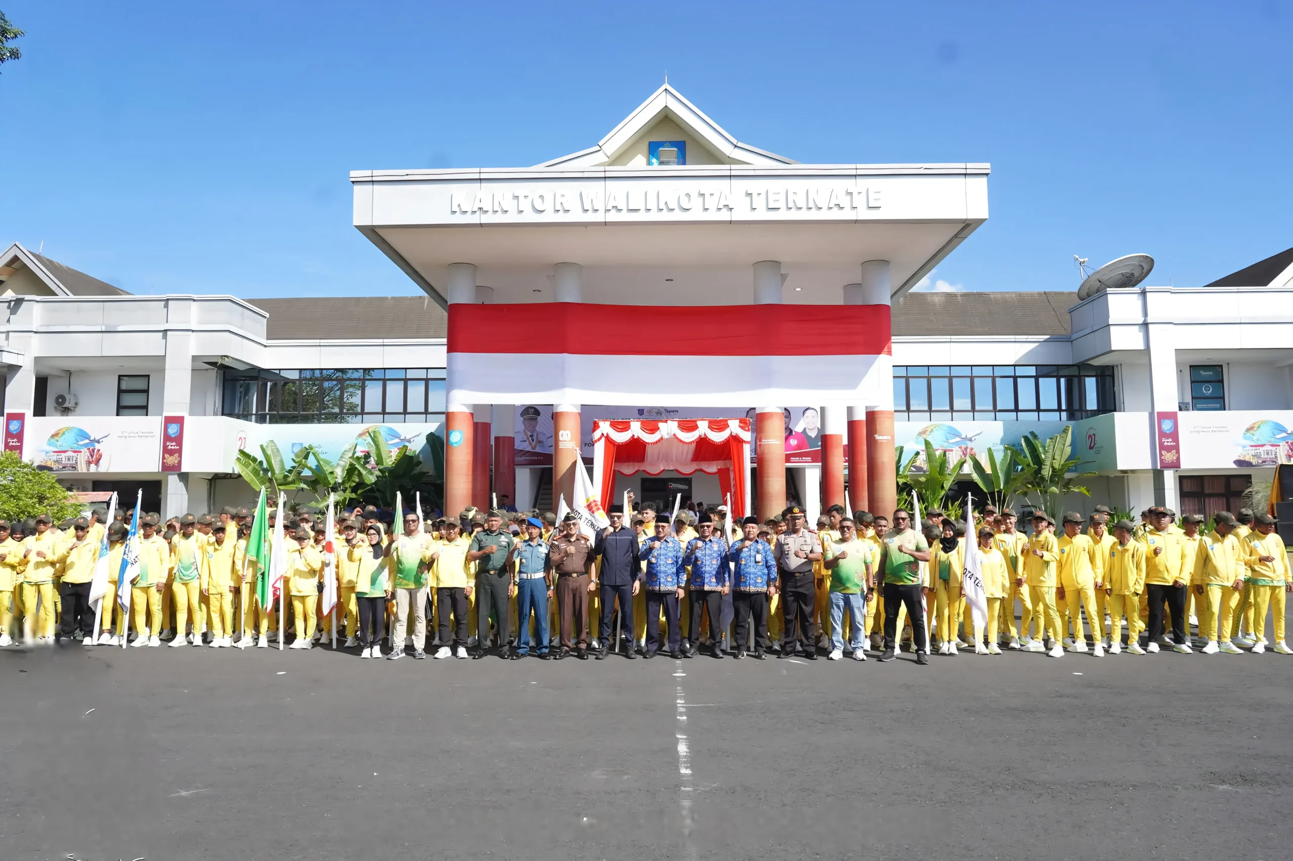 Wali Kota Ternate Tauhid Soleman berswafoto bersama para Atlet Cabor yang akan berlaga pada event Porprov V di Halut 8 Juni mendatang.