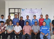Foto bersama manajemen PT RKA, Camat Obi, dan petugas kebersihan penerima insentif PPM di Halmahera Selatan.