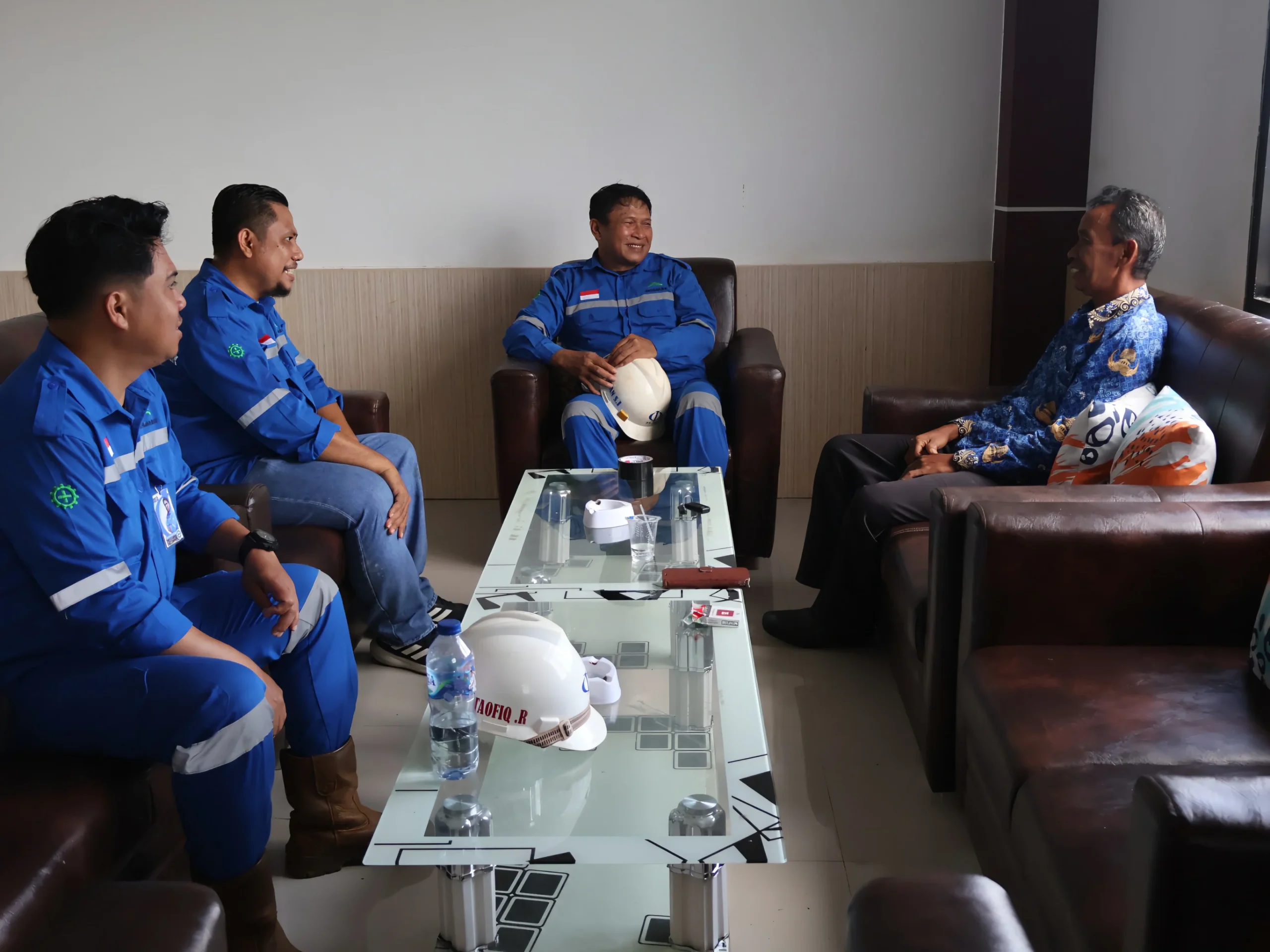 Pertemuan formal dan diskusi hangat antara perwakilan manajemen PT RKA dengan Camat Kecamatan Obi.