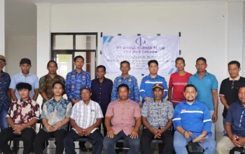 Foto bersama manajemen PT RKA, Camat Obi, dan petugas kebersihan penerima insentif PPM di Halmahera Selatan.