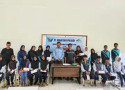 Penyerahan beasiswa tunai PT Wanatiara Persada kepada siswa di Pulau Obi Halmahera Selatan disaksikan Kepala Sekolah MTs Arrahman Abd Rauf Lasuhu.