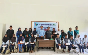 Penyerahan beasiswa tunai PT Wanatiara Persada kepada siswa di Pulau Obi Halmahera Selatan disaksikan Kepala Sekolah MTs Arrahman Abd Rauf Lasuhu.