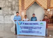 Manajer CSR PT Wanatiara Persada Sandri Sanangka diwakili untuk menyerahkan bantuan pembangunan Masjid Darul Taqwa Desa Baru Pulau Obi Halmahera Selatan.
