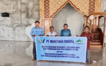 Manajer CSR PT Wanatiara Persada Sandri Sanangka diwakili untuk menyerahkan bantuan pembangunan Masjid Darul Taqwa Desa Baru Pulau Obi Halmahera Selatan.