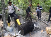 Tim Saber Miras Polres Halsel membongkar dua pabrik penyulingan cap tikus di hutan Desa Wayamiga. Polisi memusnahkan 350 liter saguer dan 4 liter miras siap edar.