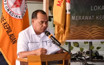 Staf Ahli Wali Kota Bidang Ekonomi, Pembangunan, dan Keuangan, Abdul Hakim Adjam, saat membuka Musyawarah Lokal (Muslok) ORARI Kota Tidore Kepulauan di Kedai 73 Kawasan Kuliner Tugulufa, Sabtu (18/7/2026).