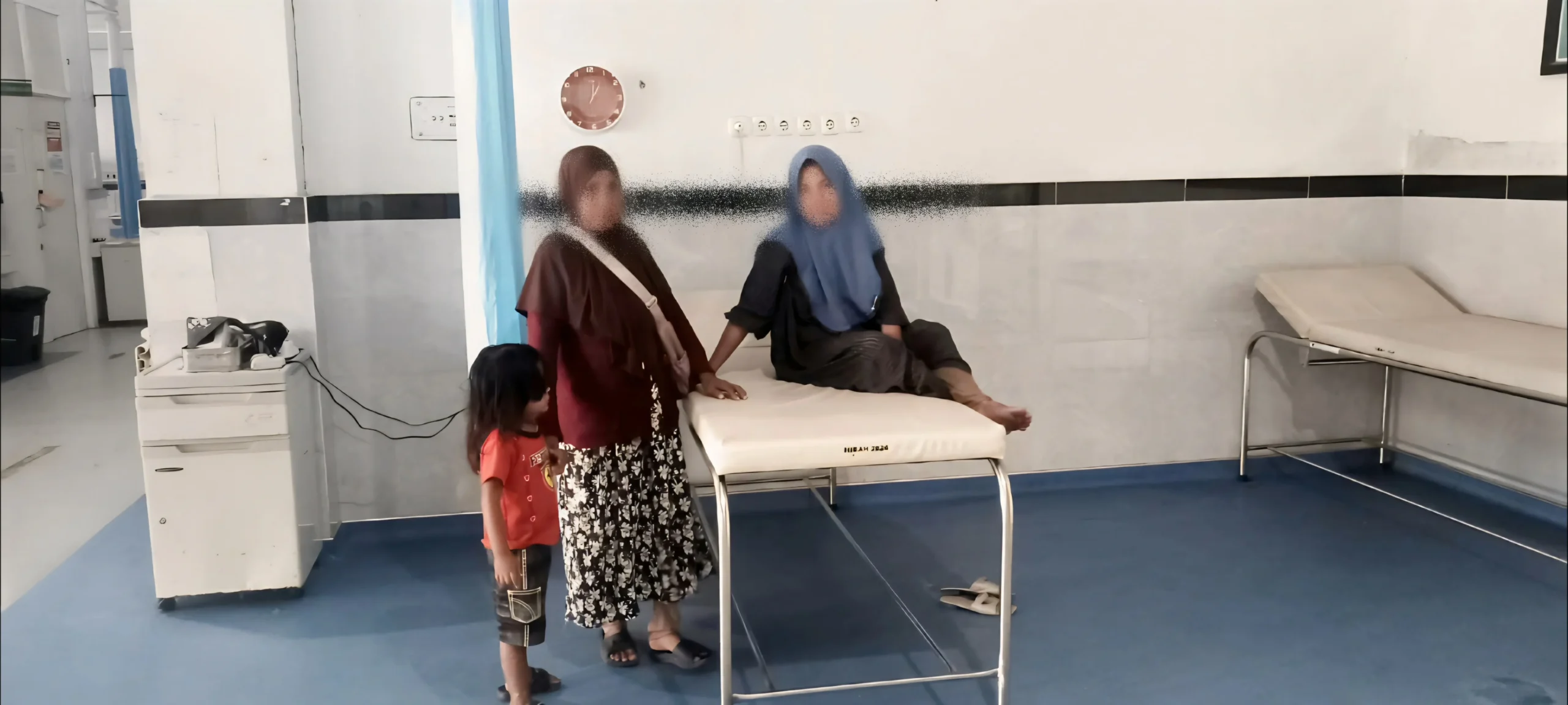 Korban penganiayaan, guru PPPK Halsel, didampingi ibunya saat menjalani perawatan di rumah sakit usai menjalani pemeriksaan medis dan Visum et Repertum oleh pihak medis demi kepentingan penyidikan Polres Halmahera Selatan, Sabtu (11/7/2026).