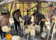 Polisi Masuk Hutan Panamboang, 2 Pabrik Cap Tikus dan 1,7 Ton Saguer Dimusnahkan